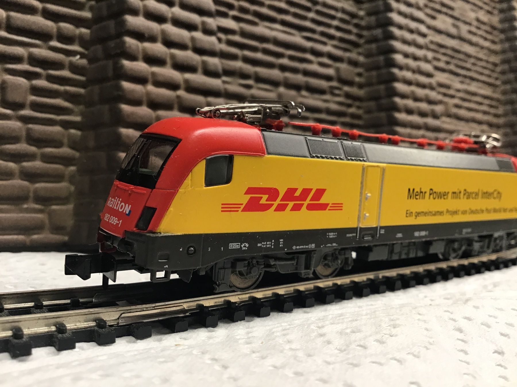Trix Modellini di ferrovie: Minitrix N DHL Intercity Lok 182 009-1 – Usato da Männedorf venduto da Modelle-aller-Art 2