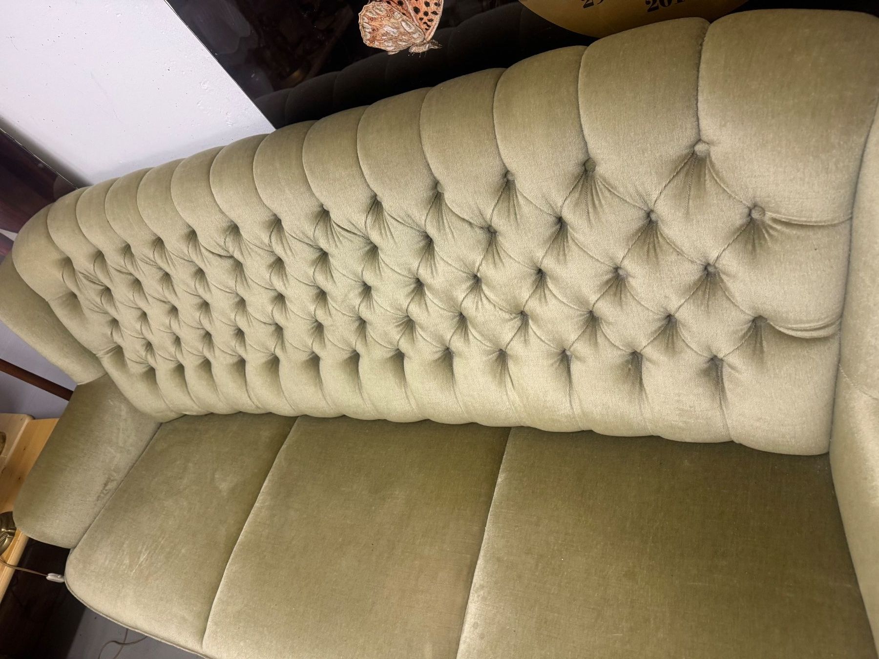 Divani: Vintage Samtsofa mit Knopfheftung und Fransen – Usato da Zürich venduto da diesunddasvintage 1