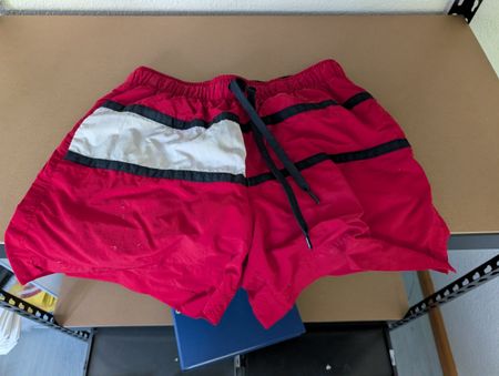 Shorts Tommy Hilfiger rouge taille M bon état