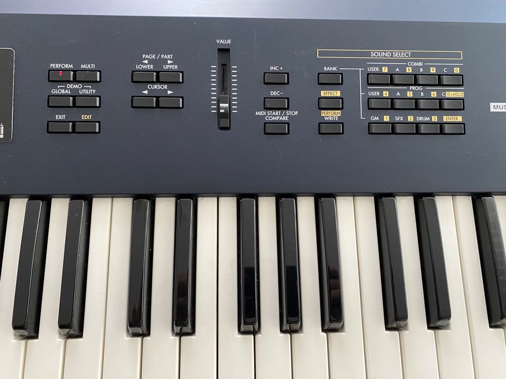 Legendärer N5 Synthesizer 61 Tasten in gutem Zustand Kaufen auf