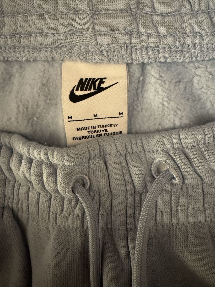Nike Hosen: Nike Jogginghose Grösse M hellblau – Neu (gemäss Beschreibung) aus Sissach von User_2405 1