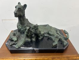 Bronzestatue Hund mit 3 Welpen signiert mit Marmorsockel