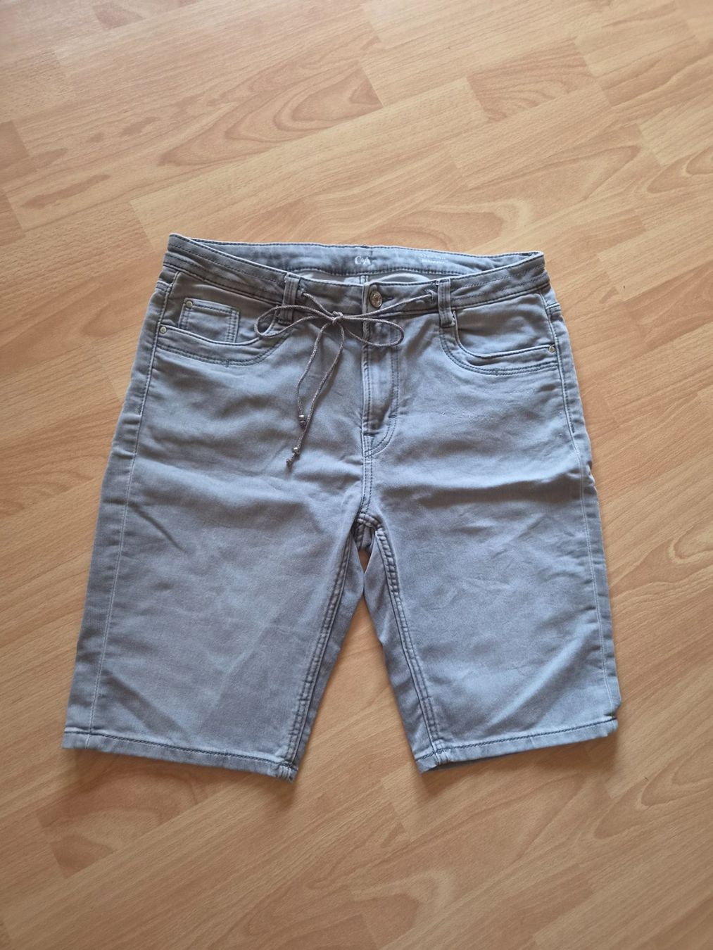 C&A Pantaloni: C&A Damen Bermuda Grösse 42 grau neuwertig – Usato da Mumpf venduto da Fabis_Shop