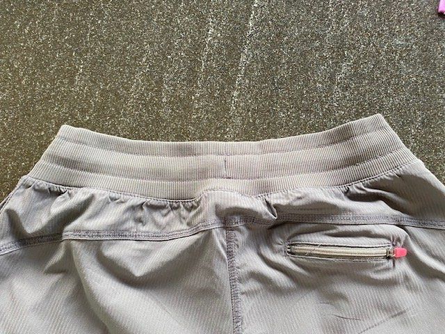 H&M Pantaloni: Damen Sporthose Grösse 38 – Usato da Ergisch venduto da July64 2
