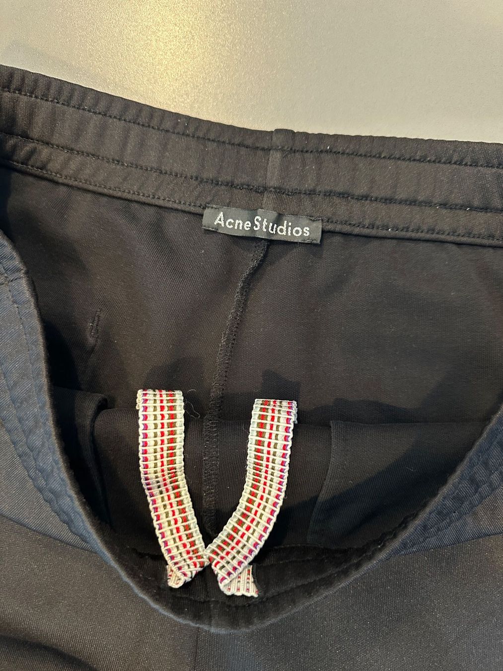 Acne Studios Pantaloni: Acne Studios Hose schwarz, Grösse M – Usato da Bonstetten venduto da Goodbuy1 2