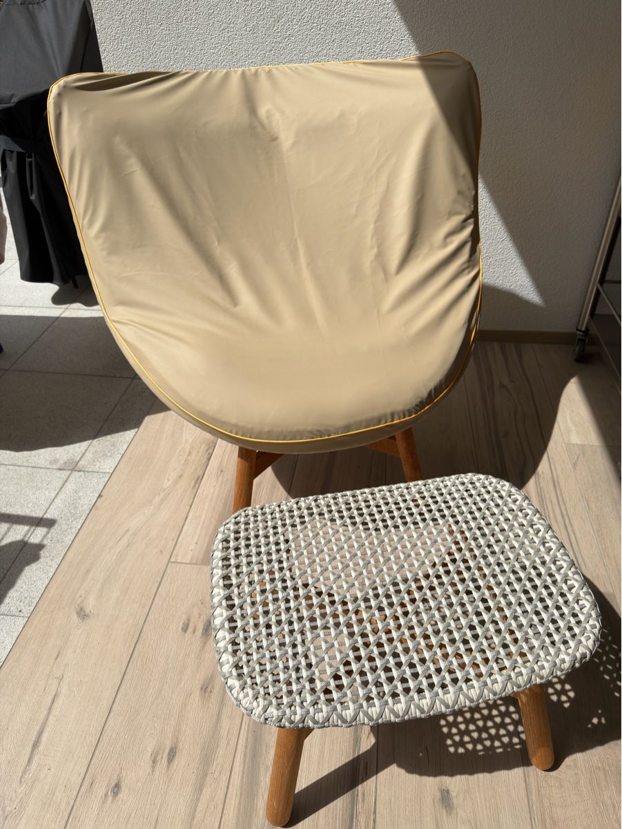 Dedon Sessel: Dedon-Mbrace Wing Chair und Footstool – Gebraucht aus Forch von Schmaegifaetz 1