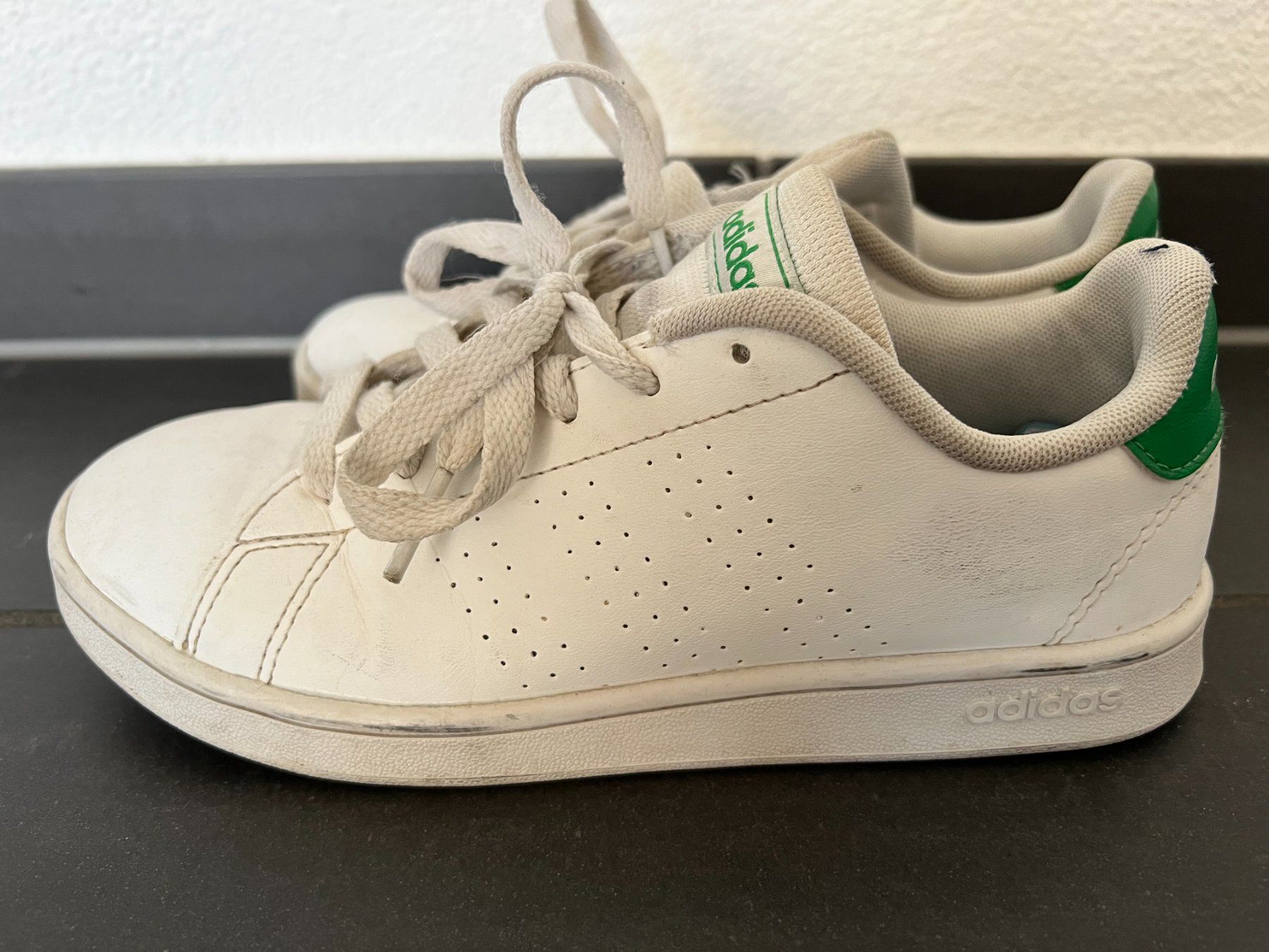 Scarpe per ragazzi: Adidas Schuhe Gr.33,5 – Usato da Buchs SG venduto da sunset55