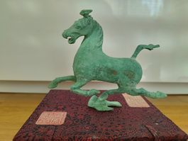 Bronzefigur "Das fliegende Pferd von Gansu" mit Patina