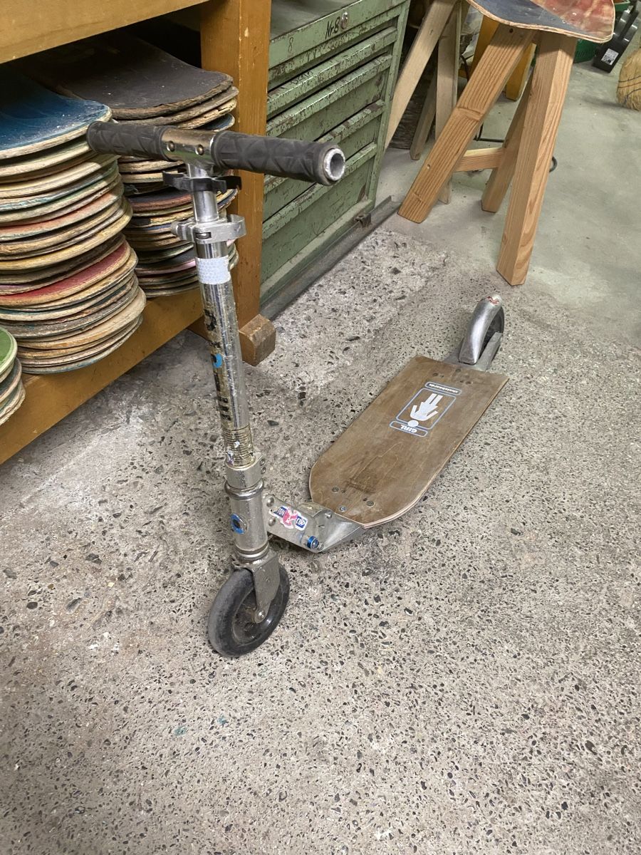 Micro Kickboard: Micro Scooter mit Skateboard-Deck repariert. – Usato da Luzern venduto da liv_6vvc 1