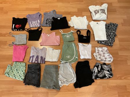 Kleiderpaket Sommerkleider, Tops, Shorts Grösse 146/Xs 