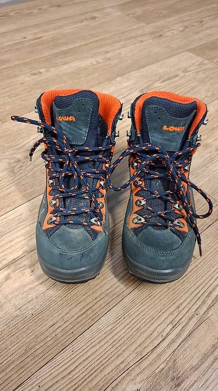 Lowa Chaussures garçon: LOWA Kinderwanderschuhe Grösse 36 – D'occasion à Konolfingen par sko_r5yd