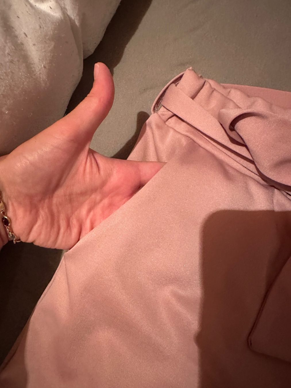 Pantaloni: Rosa Stoffhose mit Gürtel  /  Grösse: 36 – Usato da Oberhofen Thun'see venduto da ClaudiaKelesh 2