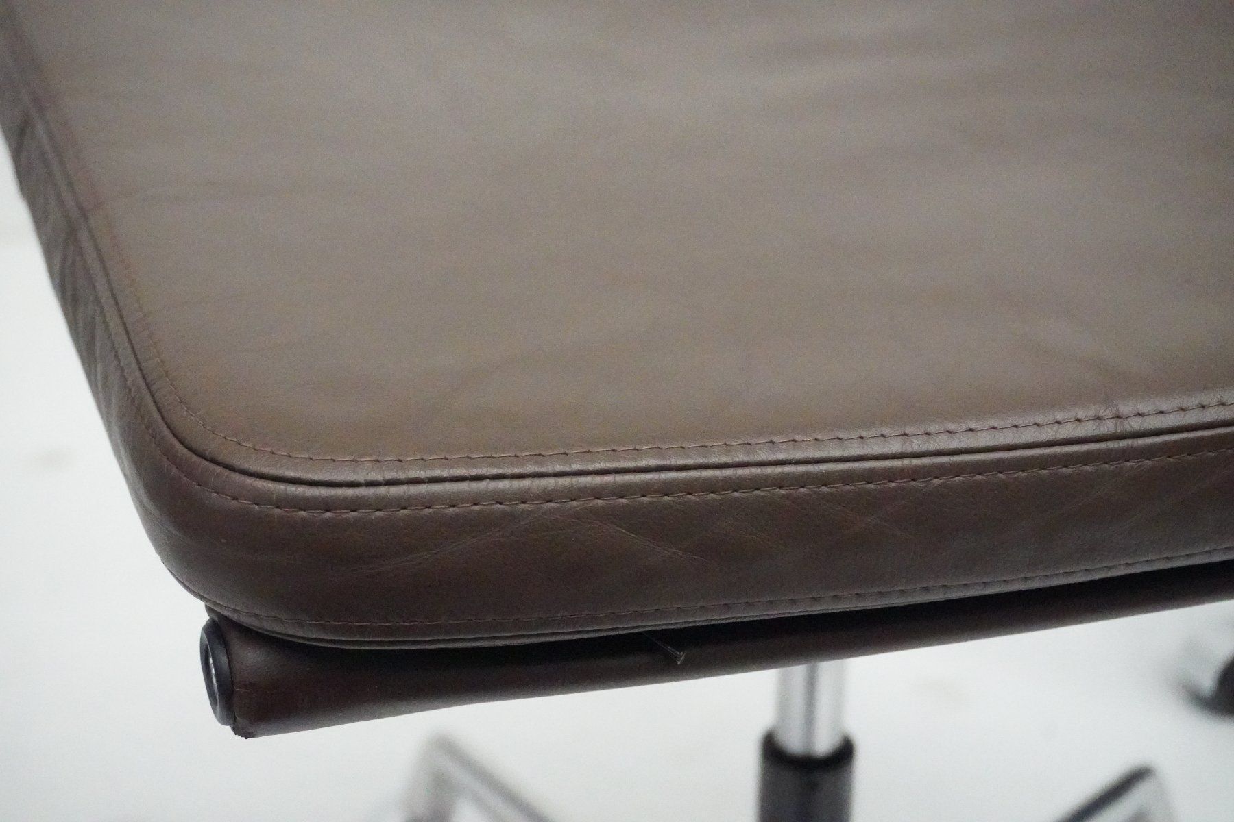 Vitra Hocker: Vitra Hocker auf Rollen EA223 Leder braun – Gebraucht aus Bad Zurzach von QLASSIQ 6