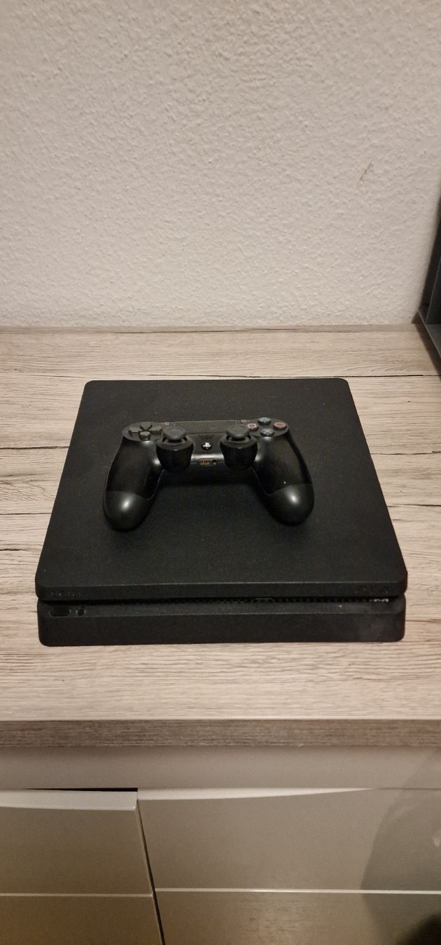 Sony Console: PlayStation 4 Jail 9.00 – Usato da Zürich venduto da Abrar123