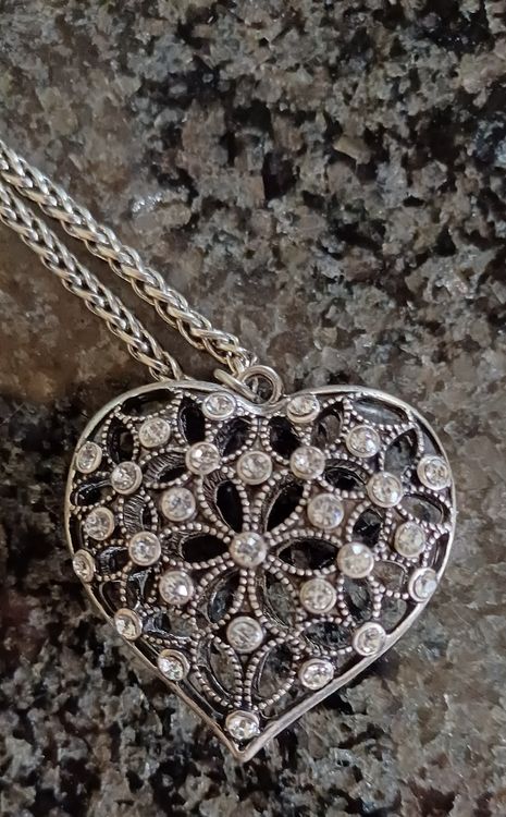 Ketten: Kette mit Herz-Anhänger - Modeschmuck – Gebraucht aus Entlebuch von Waldschratt65