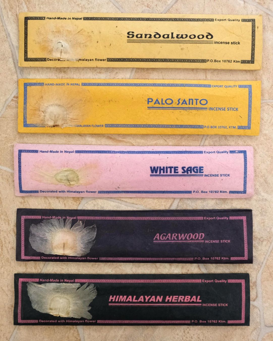 Candele: 5 Pack Räucherstäbchen aus Nepal Handmade Papier mit Blüte – Nuovo (secondo la descrizione) da Zürich venduto da Masala-Oase