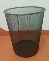 1 schwarzer Papierkorb aus Metall