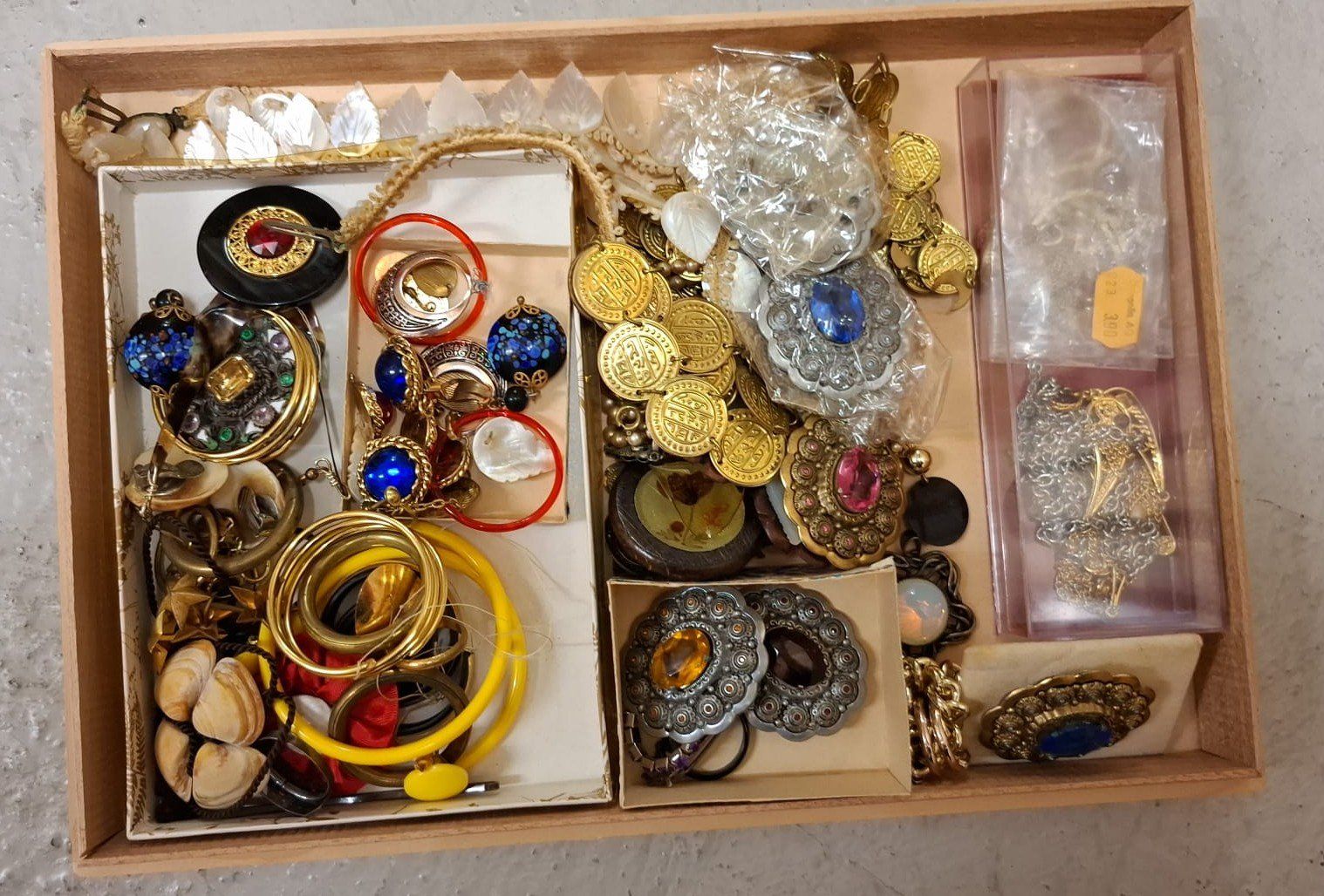 Autres bijoux: 3 Schachteln mit diversem Modeschmuck – D'occasion à Wettingen par huitzilopostli