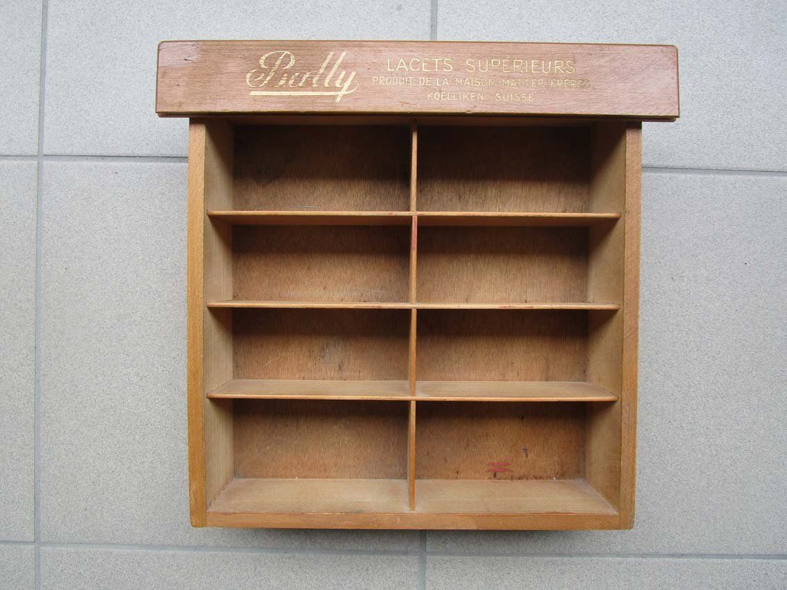 Scaffali: Vintage Bally Schnürsenkel Regal – Usato da Arlesheim venduto da Prohof