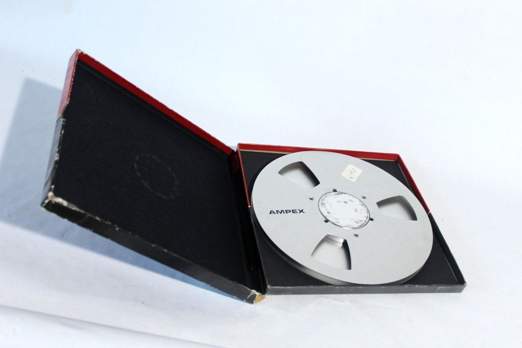 Ampex Bandmaschinen: AMPEX - 265 mm. silberne Aluminiumspulen, originaler Karton – Gebraucht aus Bern von kultiges 1