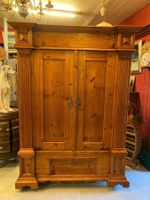 Empire Tannenholz-Schrank