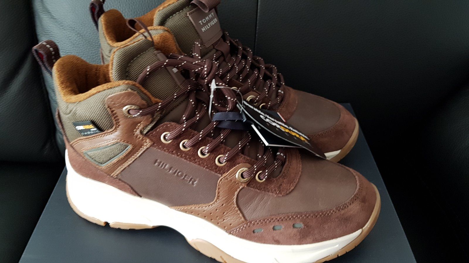 Tommy Hilfiger Scarpe da uomo: High Sneaker Boot Tommy Hilfiger Gr.41,Leder. – Nuovo e nell'imballaggio originale da Zürich venduto da ata_c8nh 1