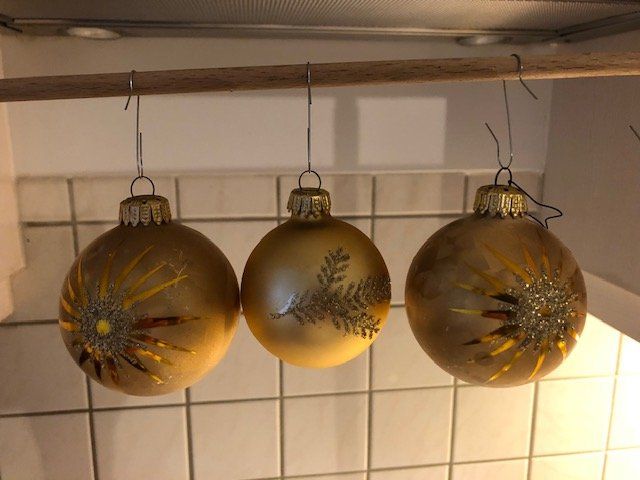 Alle Dekorationen: 3 Stück hübsche Weihnachtskugeln, goldfarben mit Glitzer – Gebraucht aus Gossau/ZH von amazonas66 1