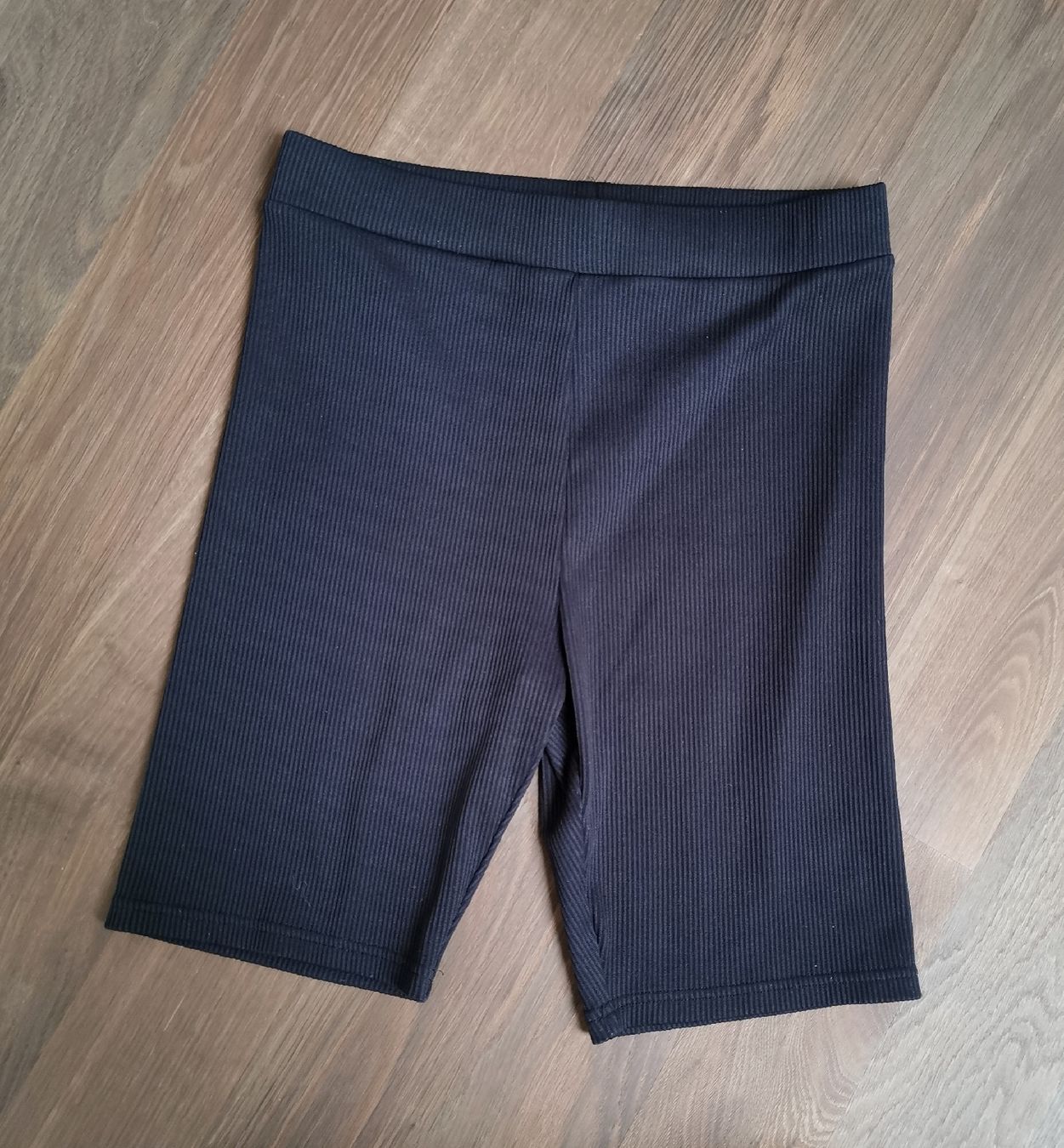 H&M Leggings: Schwarze H&M Leggins kurz, Gr. M – Usato da Obergerlafingen venduto da Sigus