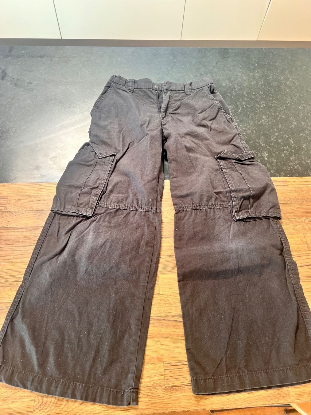 H&M Pantaloni: Schwarze Cargo-Hose von H&M, Grösse 152 – Usato da Muri b. Bern venduto da suedamerika1