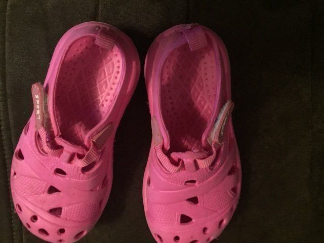 Scarpe per ragazze: Bade Sandalen Grösse 24 /25 – Usato da Emmen venduto da Aribini