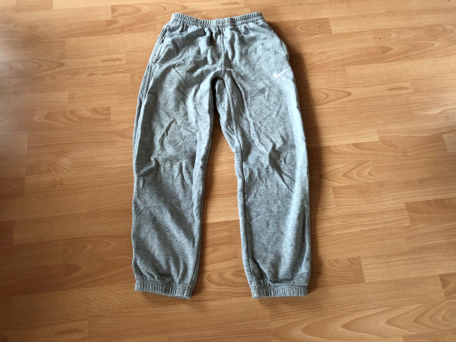 Nike Hosen: NIKE FREIZEITHOSE GRAU GRÖSSE 152 -158 – Gebraucht aus hägendorf von