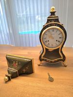 Neuenburger Pendule, Le Castel mit Wandkonsole handbemalt