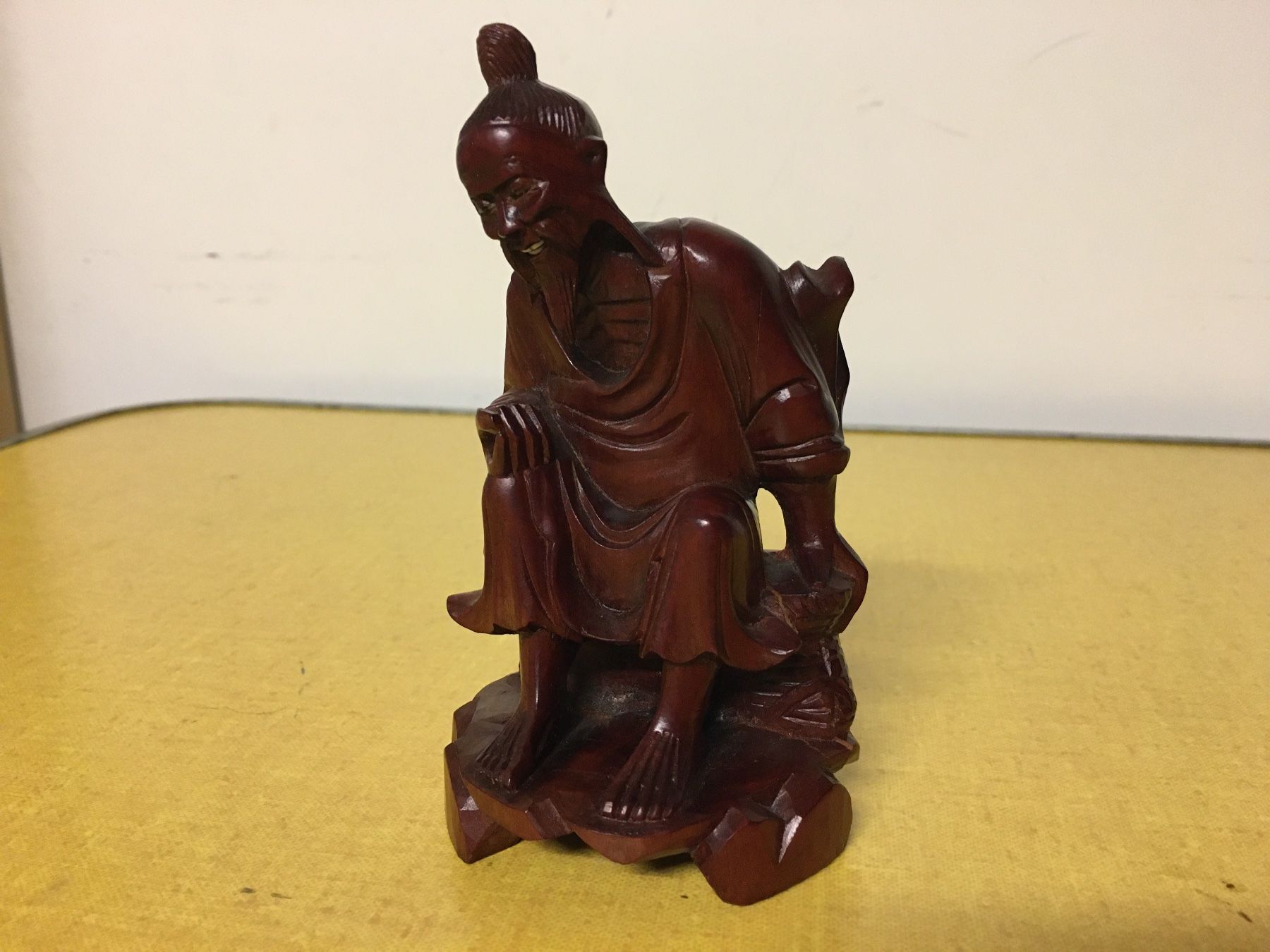 Figuren: Holzfigur,Fein  Handgeschnitzt, Sitzende Mann, Asien – Gebraucht aus Lanzenhäusern von vic63