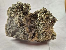 Grand spécimen de pyrite cristallisée naturelle sur matrice