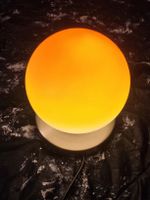 Tischlampe mit Milchglas-Kugel und Chromfuss – gebraucht
