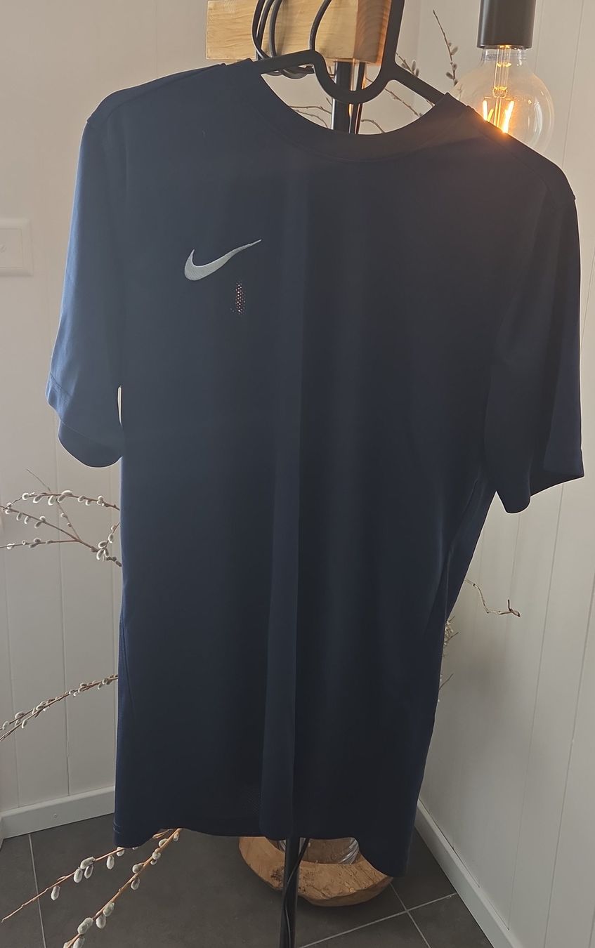 Nike Kleiderpakete: Nike DRI-FIT Set Grösse M – Gebraucht aus Alterswil FR von Agape07