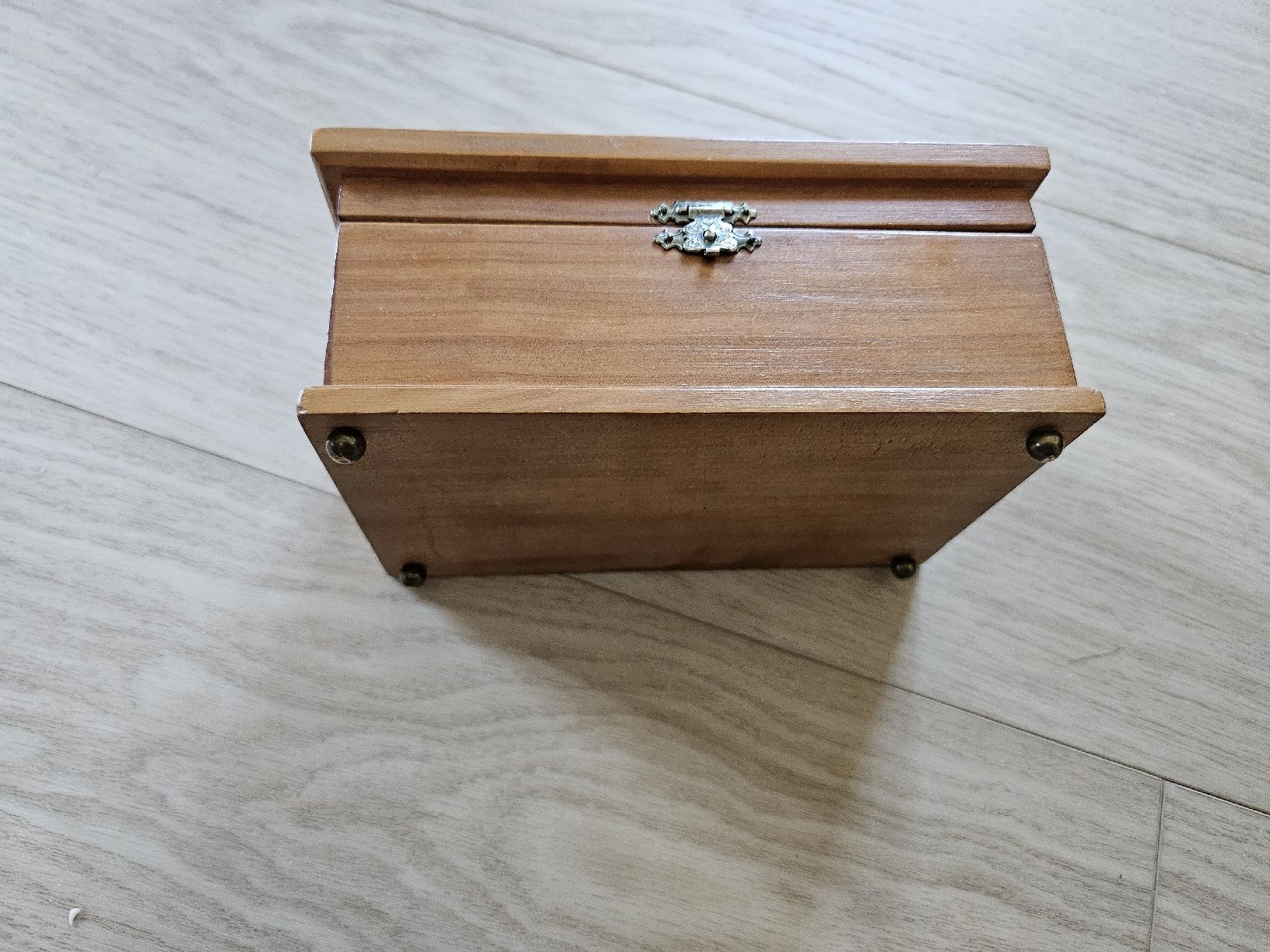 Barattoli: Boîte à bijoux en bois avec doublure rouge – Usato da La Joux FR venduto da car_ck96 1