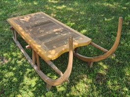 Table basse en bois brut confectionnée avec un luge