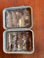 Fliegenfischer Box mit vielen Trockenfliegen
