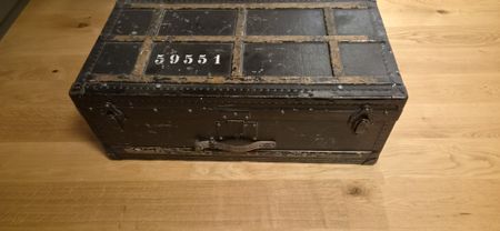 Schweizer Offizierskiste mit Schlüssel