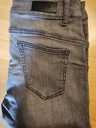 Lederjacken-Outfit mit grauer neuer Skinnyjeans