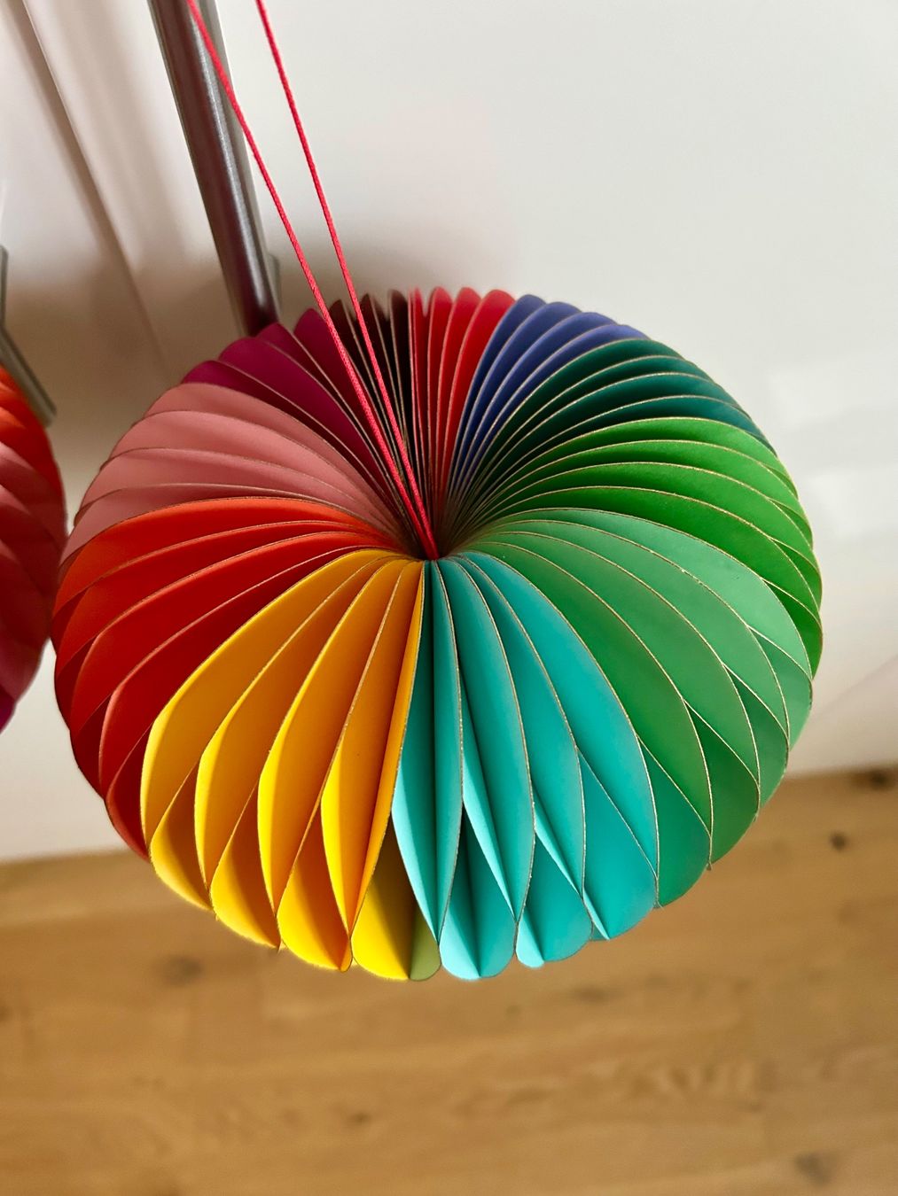 Tutte le decorazioni: 2 Papier-Deko-Kugeln Regenbogenfarben mit Magnet – Nuovo (secondo la descrizione) da Henggart venduto da Struppi021 1
