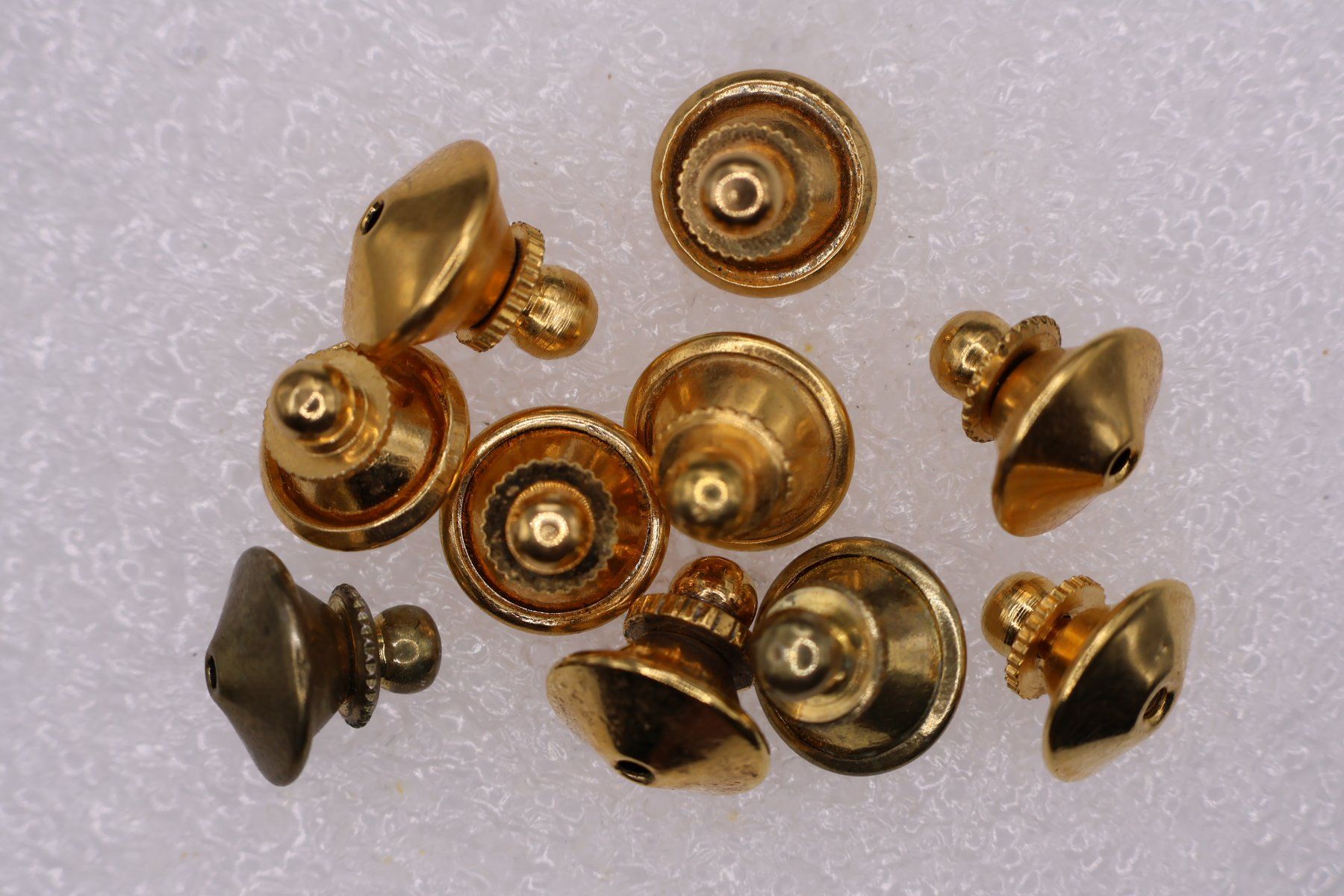 Plaketten & Abzeichen: 10  Sicherheits Clips für Pins  – Gebraucht aus Winterthur von Sammleroase