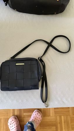 Schwarze Umhängetasche mit Flechtmuster, neuwertig!