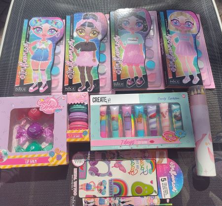 9 teiliges Girl Wet Lipglos, Tattoos, Schminkpalette  Neu