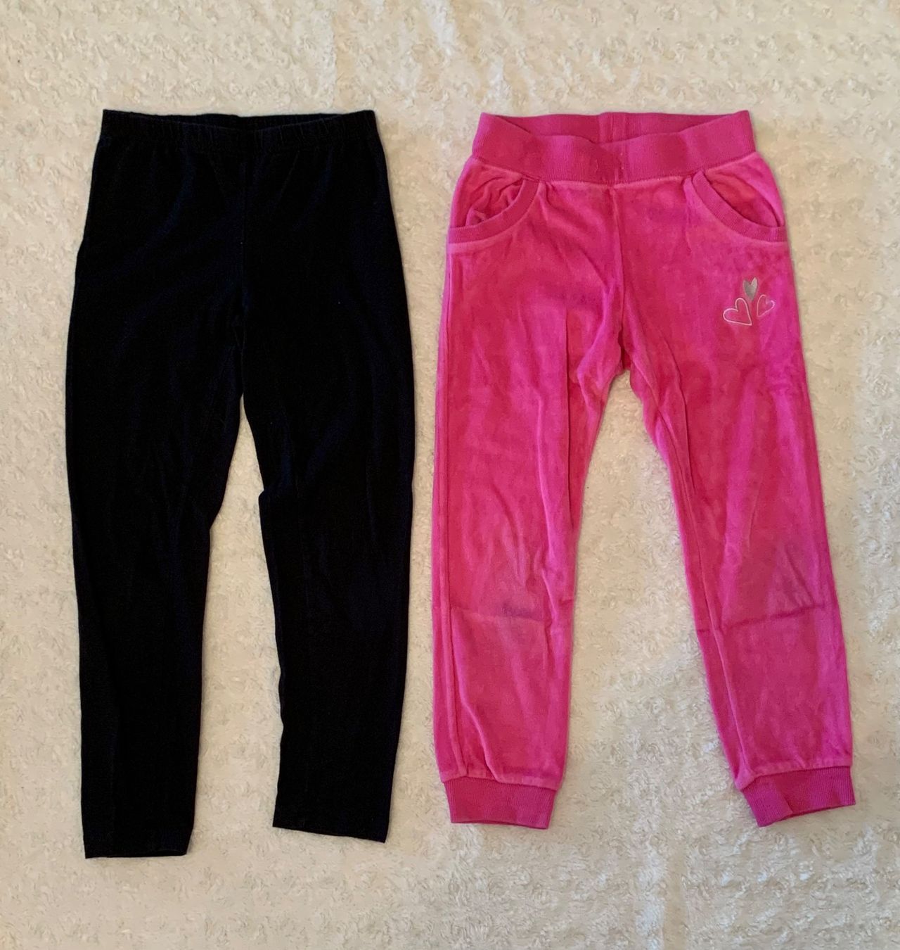 H&M Lotti & Set di vestiti: Paket Gr. 122/128 mit Fleecepullis, Trainerhose & Leibchen – Usato da Emmenbrücke venduto da little.treasures 4