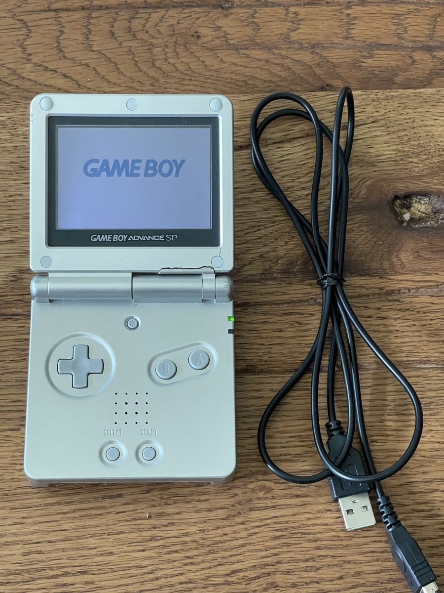 Nintendo Console: Game Boy Advance SP AGS-001 Silber mit Ladekabel – Usato da Zuerich venduto da Dorsi