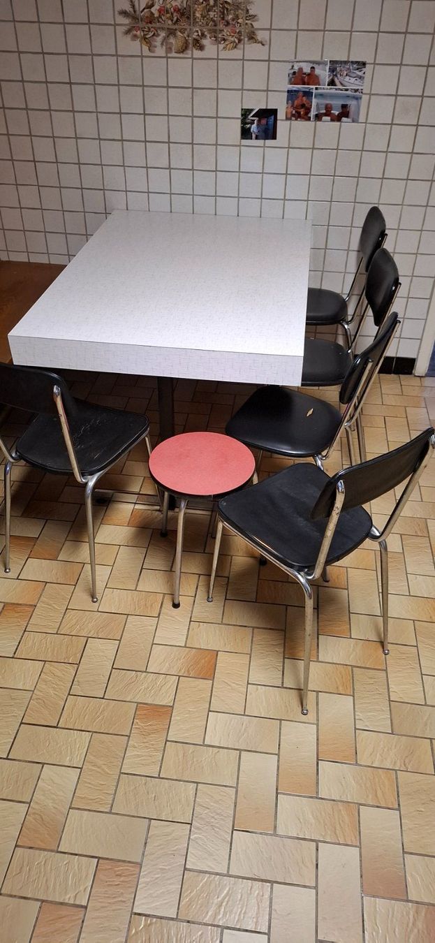 Set di tavolo e panche: table et chaises année 70 – Usato da Champagne venduto da Lamar0