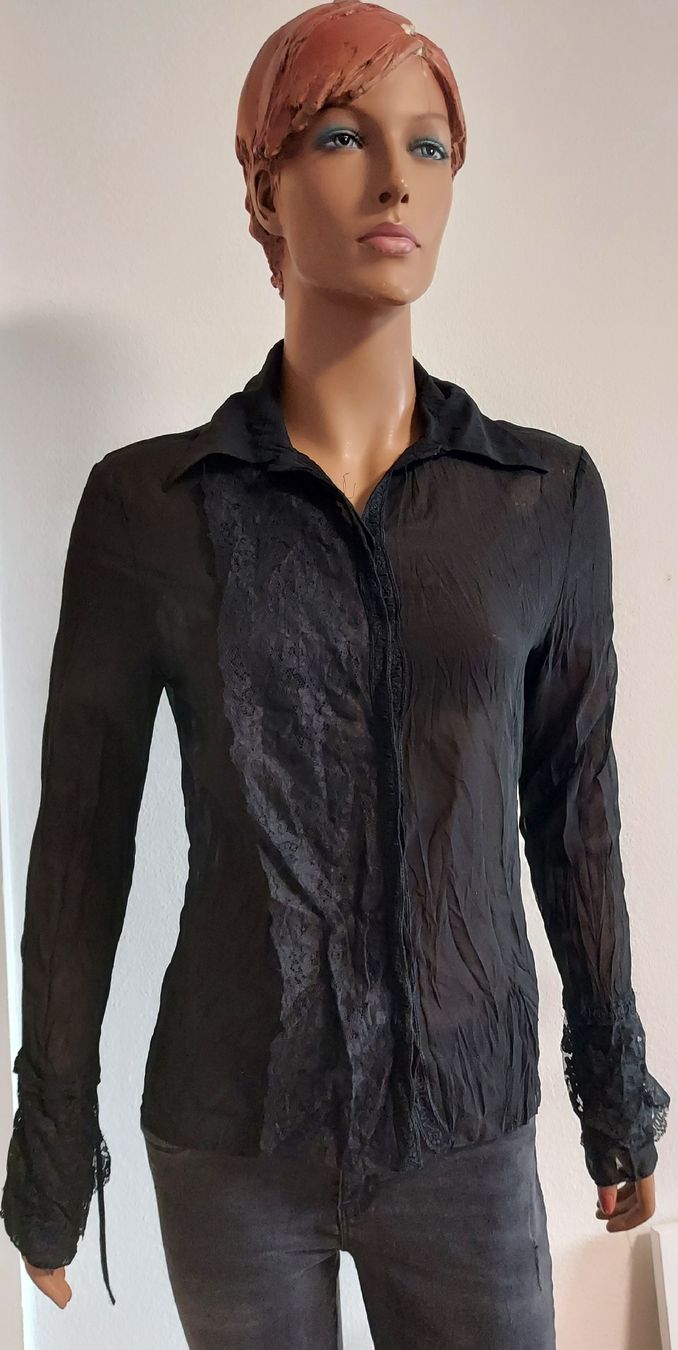 Mango Camicette: Schwarze Spitzenbluse mit Rüschen, Grösse M von Mango – Usato da Basel venduto da Allerlei-Basel