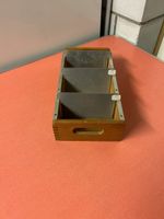 Alte Karteikasten mit Metallfächern, praktisch für Ordnen.